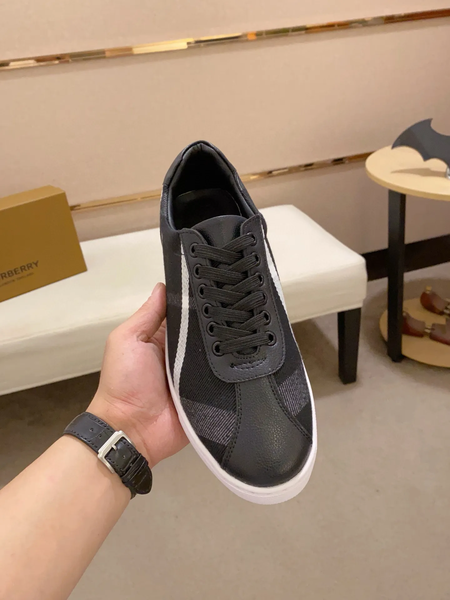 Men's shoes 💰: 400💰🥳◾️▫️The new Burberry men's classic low-top sneakers are reinterpreted with Vintage retro plaid cotton material and calfskin, decorated with a new brand logo. First-layer sheepskin lining, embossed Burberry logo on the heel, and original TPU outsole! Code number: 38-44. Can be customized45
